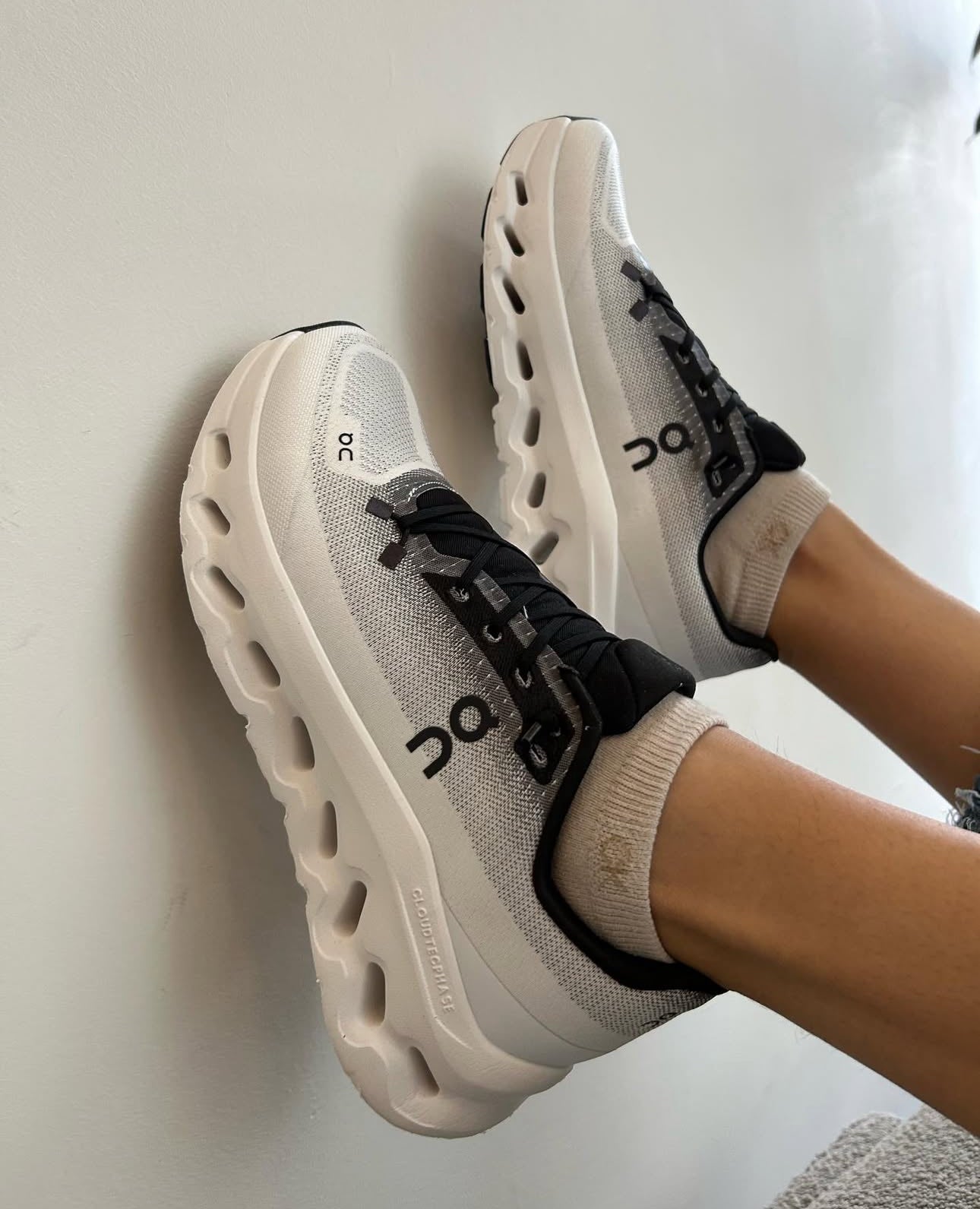 Cloudmonster WaterProof Negro y Blanco Premium