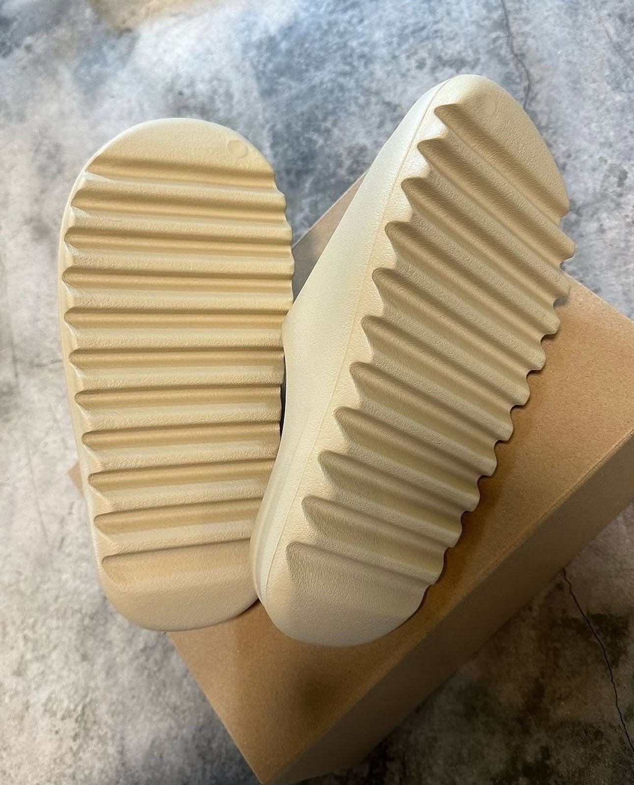 Yezzy Slides Hueso