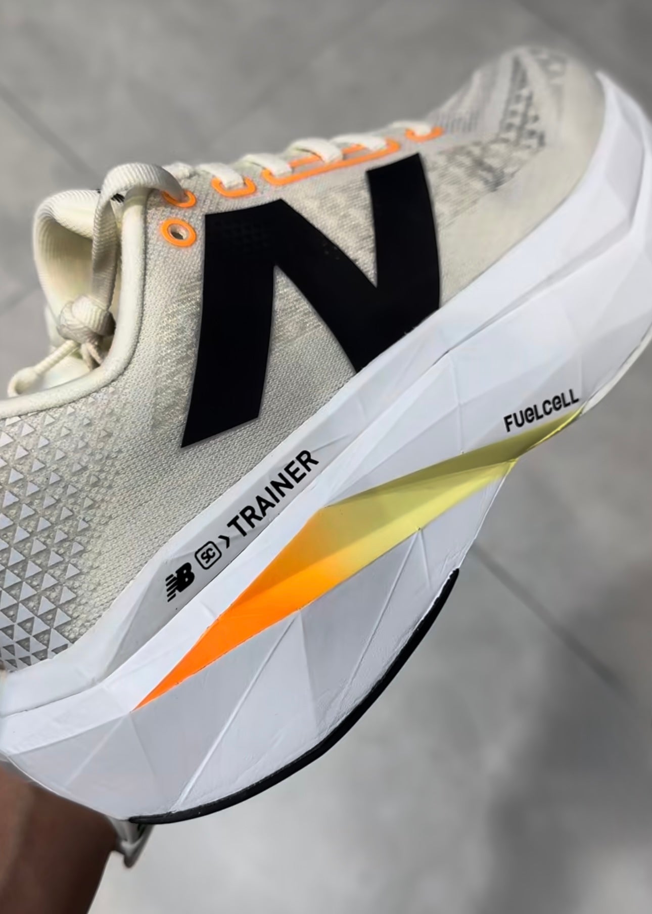 New Balance FuelCell Hueso