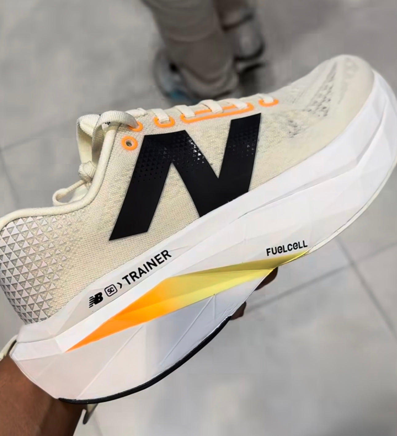 New Balance FuelCell Hueso