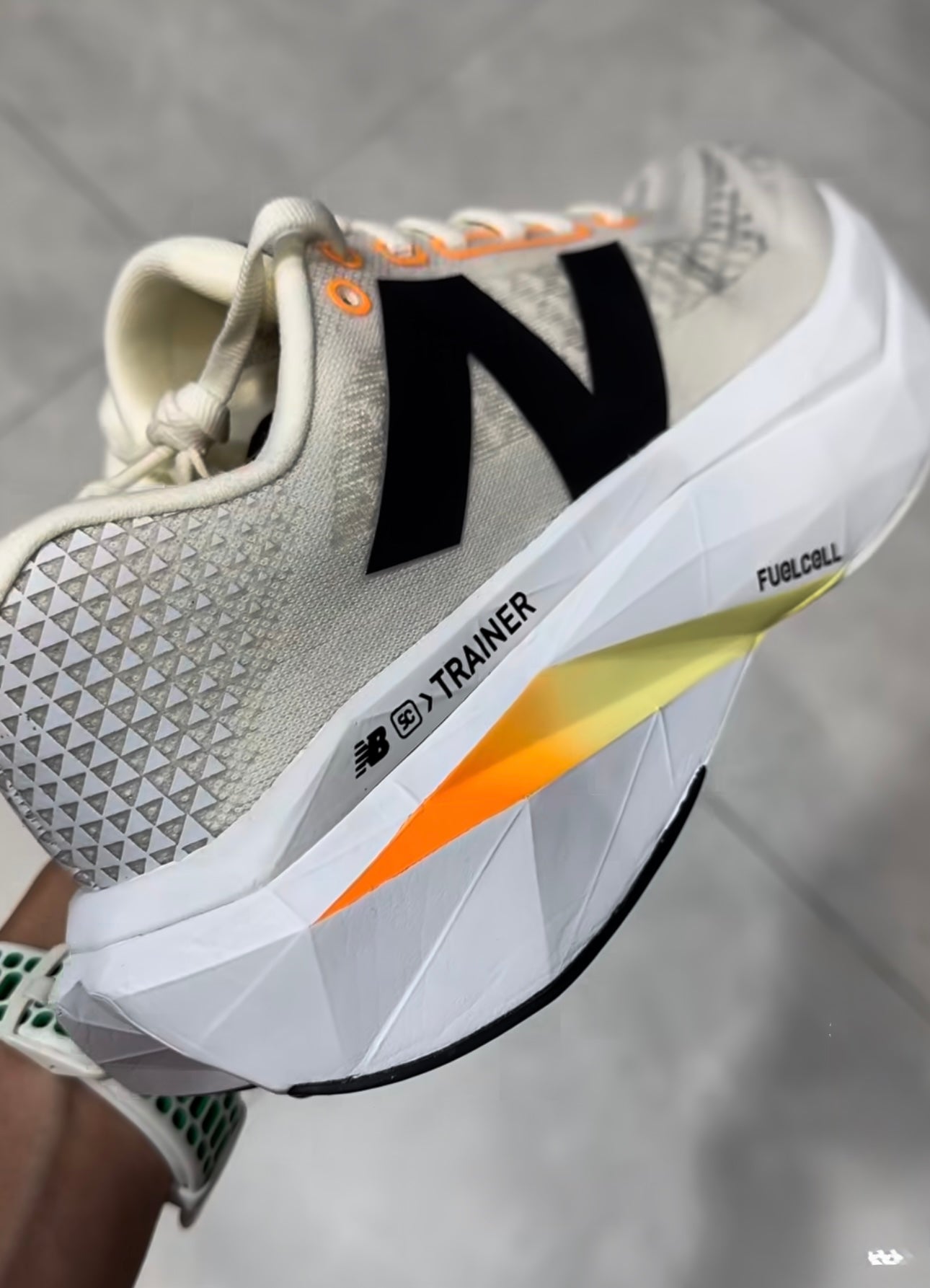 New Balance FuelCell Hueso